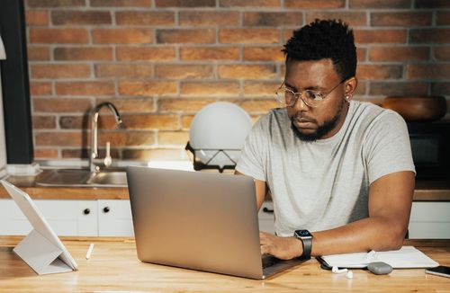 TRF1 permite teletrabalho integral a servidor do TCU para acompanhar tratamento de filho autista
