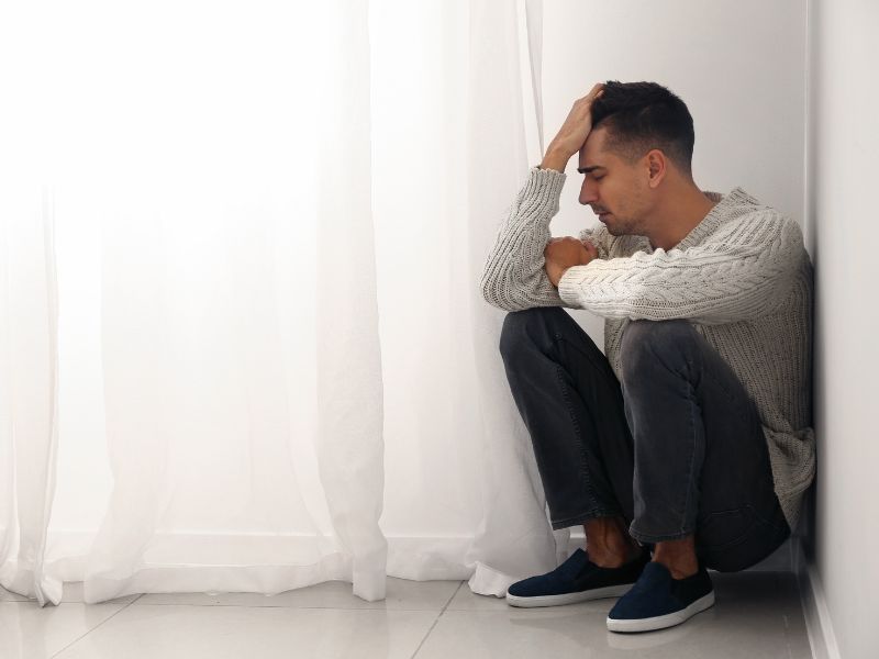 Instituição de ensino deve indenizar professor que desenvolveu depressão após falsas acusações