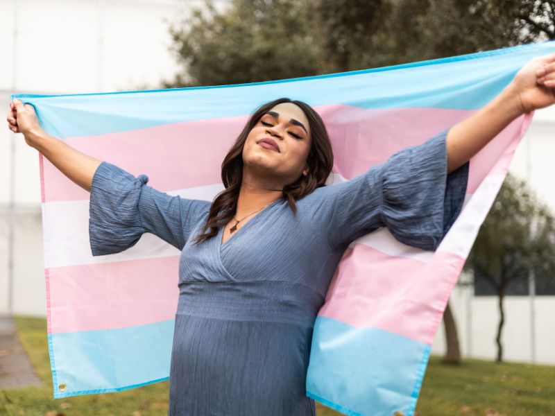 Transportadora é condenada a indenizar mulher trans por desrespeito à identidade de gênero