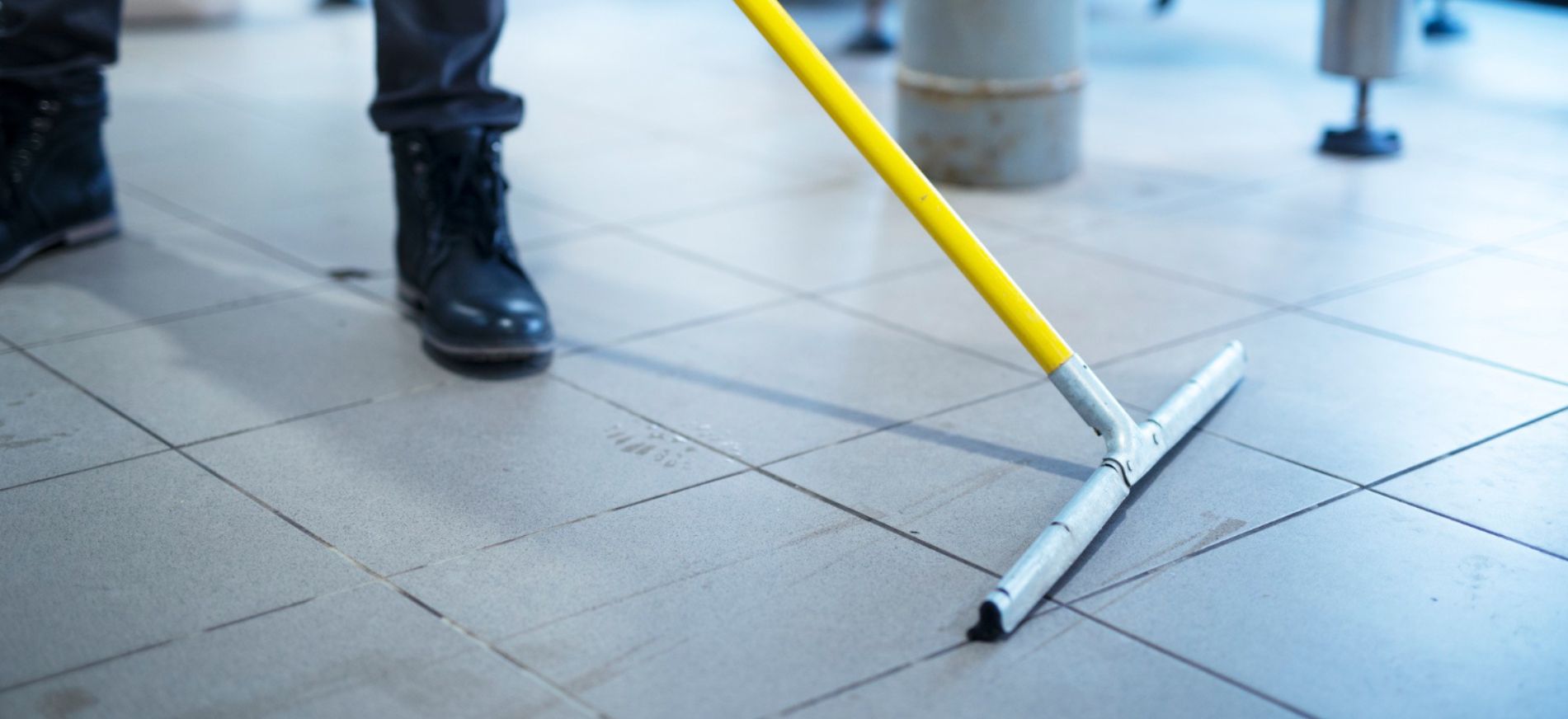 Trabalhadora agredida com rodo por colega receberá indenização por lanchonete