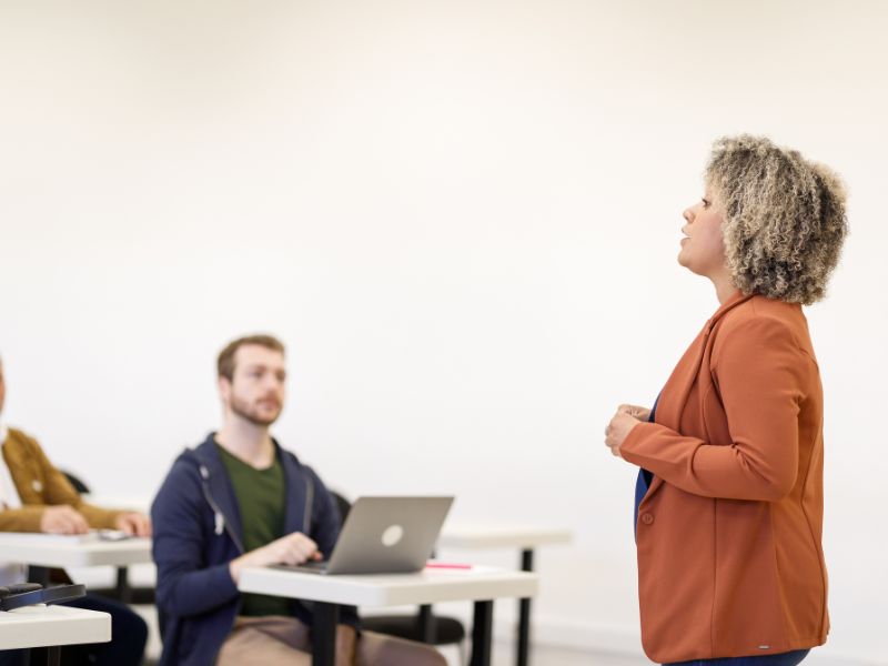 Após ficar sem turmas e sem salário, professora deve ser indenizada por universidade