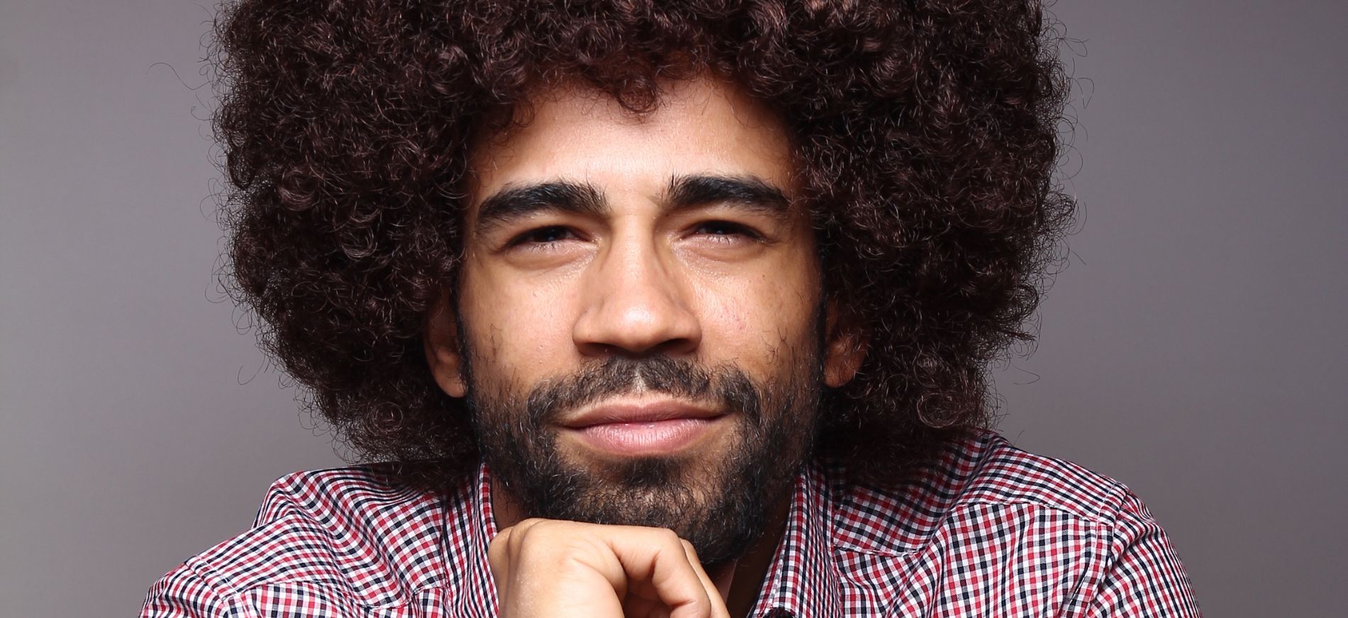 Justiça reconhece discriminação racial após empresa obrigar trabalhador a mudar cabelo e barba