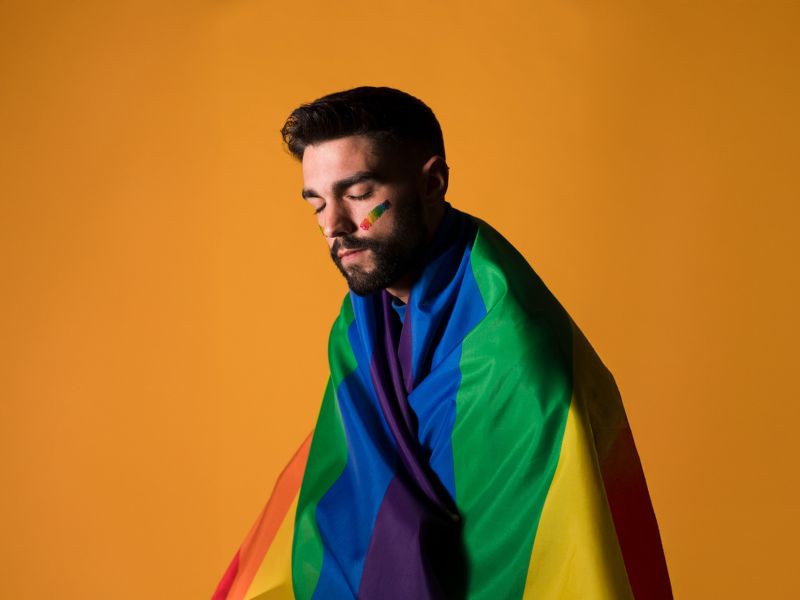 Justiça mantém indenização a trabalhador vítima de homofobia, imposição religiosa e descontos salariais indevidos