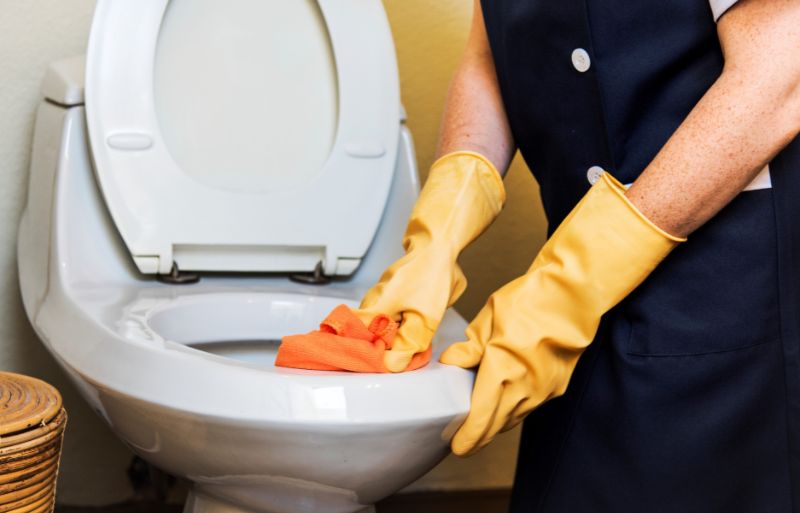 Funcionária que limpava banheiro deve receber adicional de insalubridade