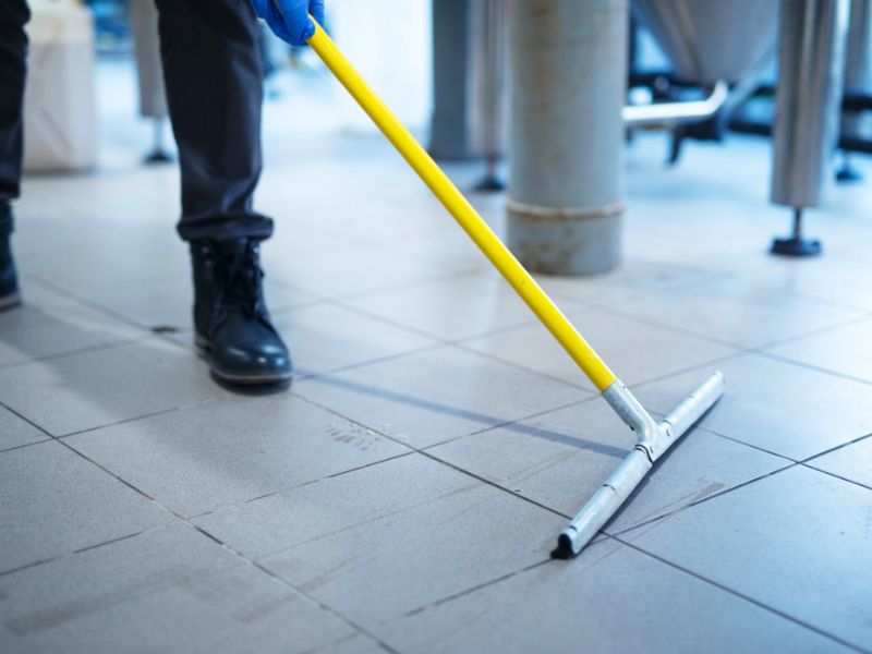 Trabalhadora agredida com rodo por colega receberá indenização por lanchonete