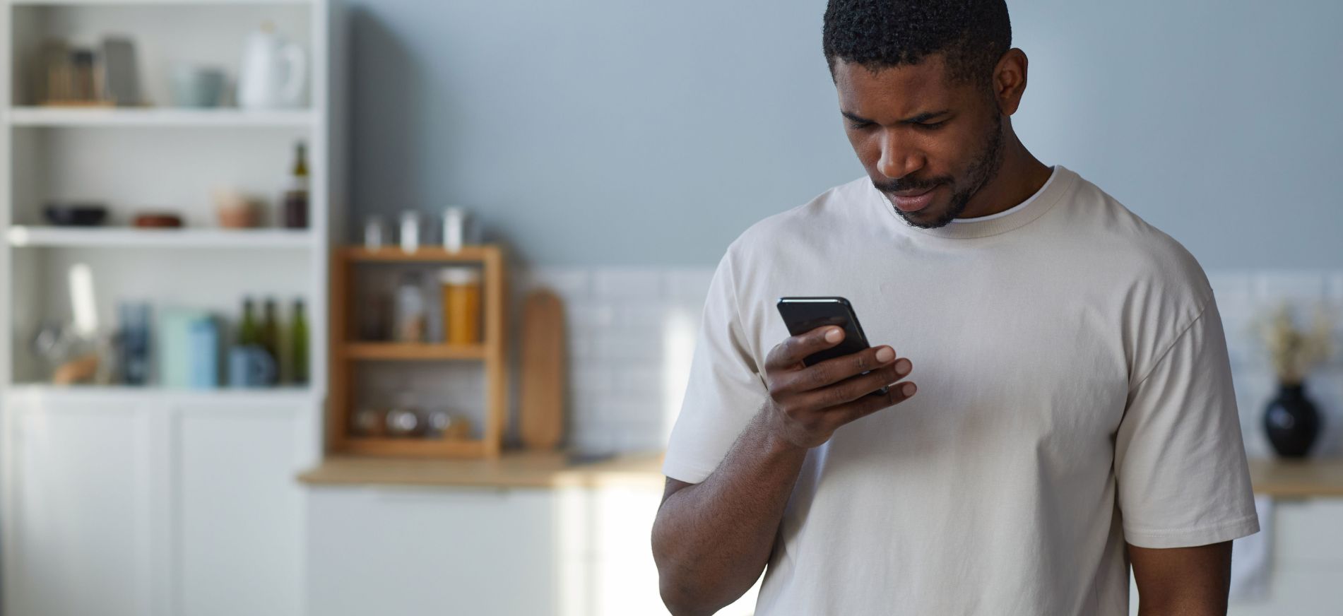 Bancário que usava WhatsApp para trabalho fora do expediente receberá horas extras