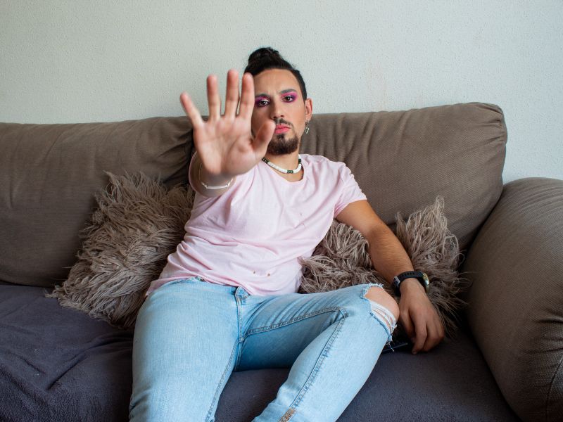 Justiça condena empresa em R$ 100 mil por homofobia e dispensa discriminatória