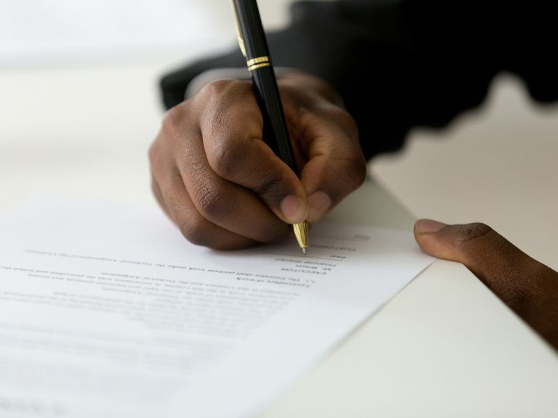 Bancário tem vínculo reconhecido após tentativa de fraude via terceirização