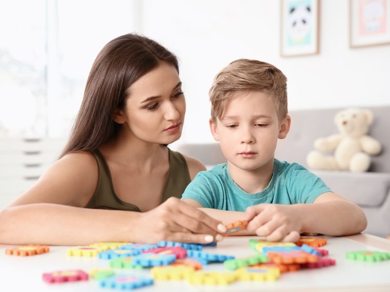 Bancária obtém redução de jornada para cuidar de filho autista sem prejuízo salarial