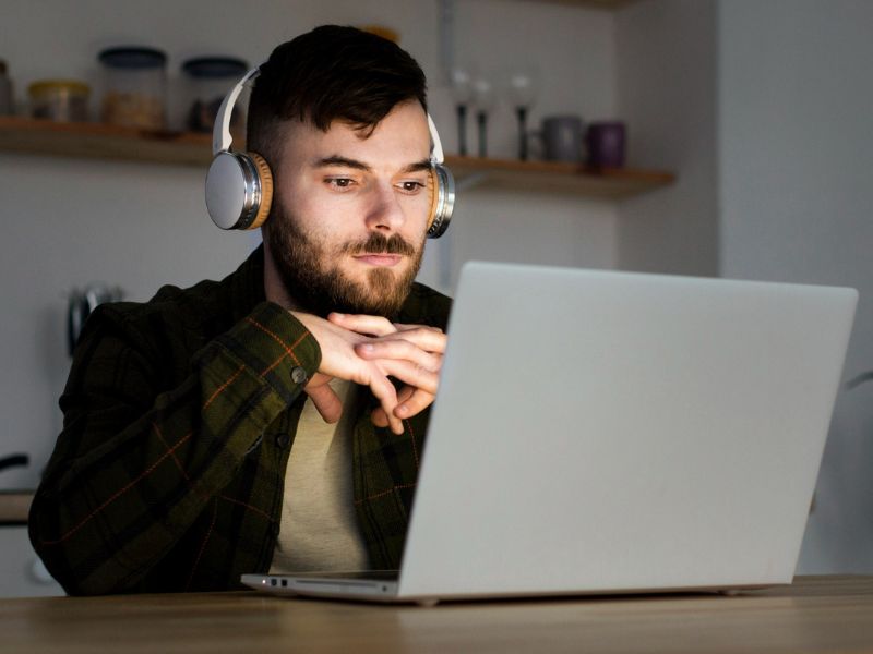 Bancário com autismo conquista direito ao trabalho remoto
