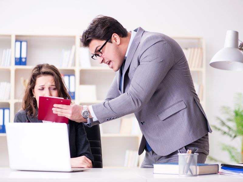 Trabalhadora vítima de assédio moral e misoginia tem dispensa reconhecida como discriminatória