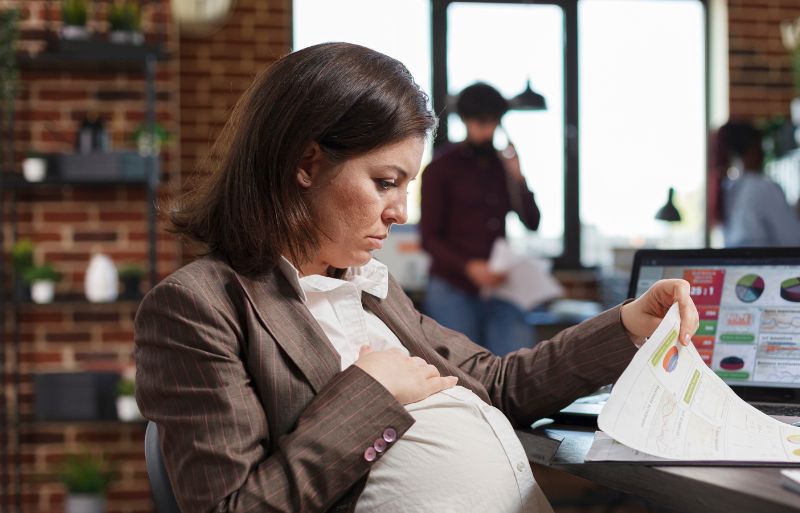 Empregada que trabalhou durante licença-maternidade deve ser indenizada