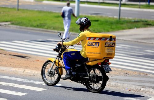 Carteiro acidentado com moto da empresa será indenizado pelos Correios