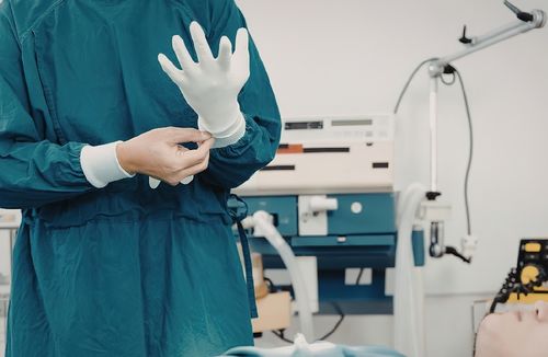 Plano de saúde é condenado a indenizar paciente em R$ 6 mil por negar cirurgia pós-bariátrica