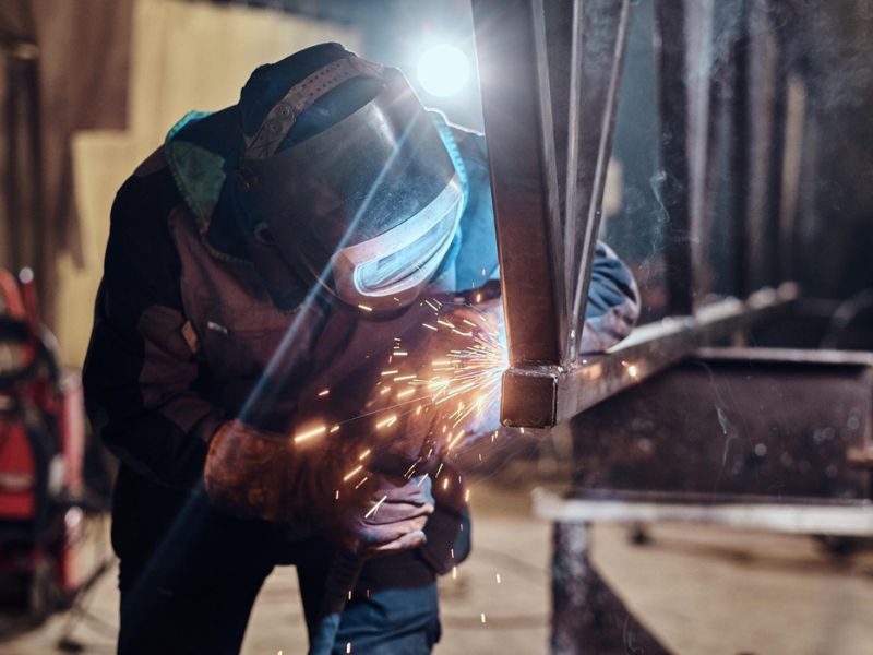 Serralheiro recebe indenização após associação tolerar racismo recreativo e assédio