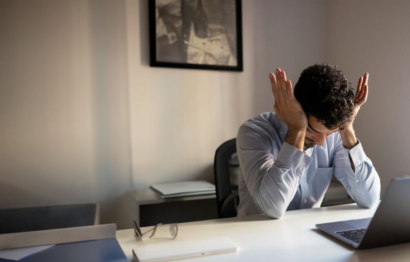 Trabalhador com Burnout e ansiedade generalizada será reintegrado e indenizado