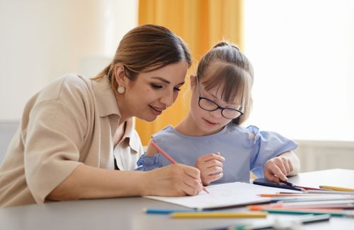 TJ/SC mantém redução de jornada sem corte salarial para servidora responsável por filha com deficiência