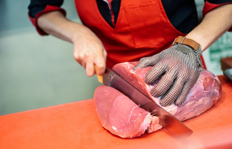 Supermercado deve indenizar consumidor que comprou carne bovina com larvas