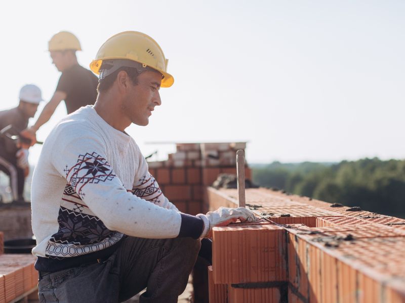 TRT/RS proíbe construtora de contratar pedreiros subordinados como MEIs