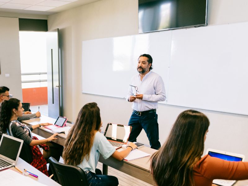 Universidade deve pagar salários e indenização a professor por corte ilegal de carga horária