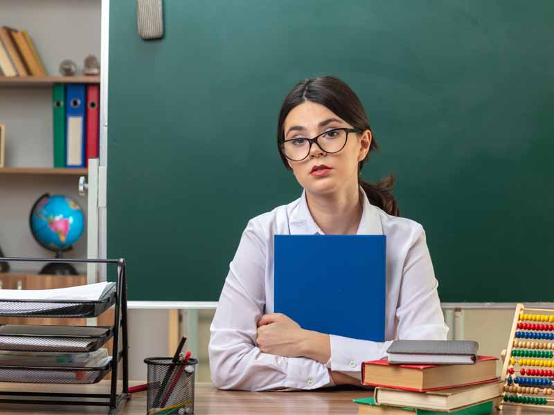 Professora despedida durante o semestre letivo deve receber indenizações por perda de chance e danos morais
