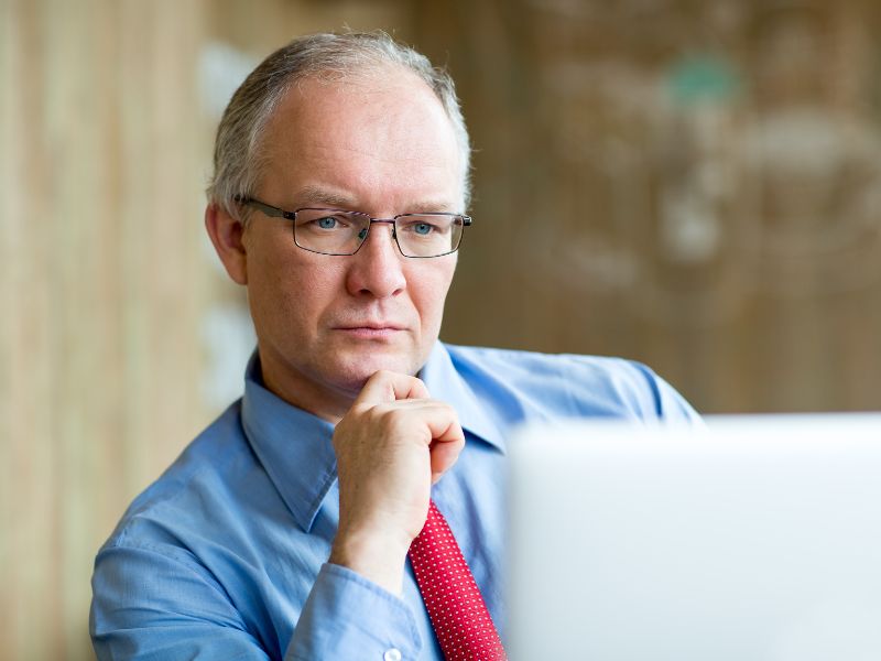 Santander deve reintegrar bancário demitido injustamente por falsa acusação