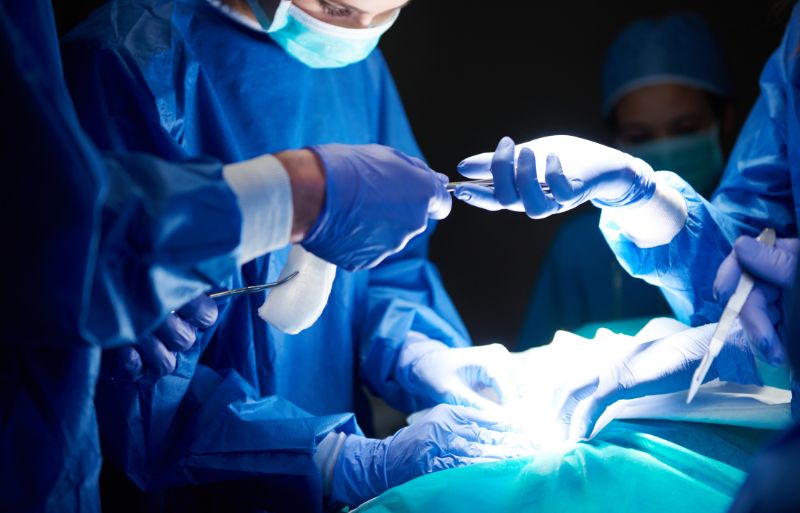 Paciente deve ser indenizada em R$ 50 mil por demora na realização de cirurgia