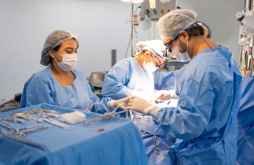 Justiça condena plano de saúde a bancar cirurgia e indenizar idosa após negativa de cobertura