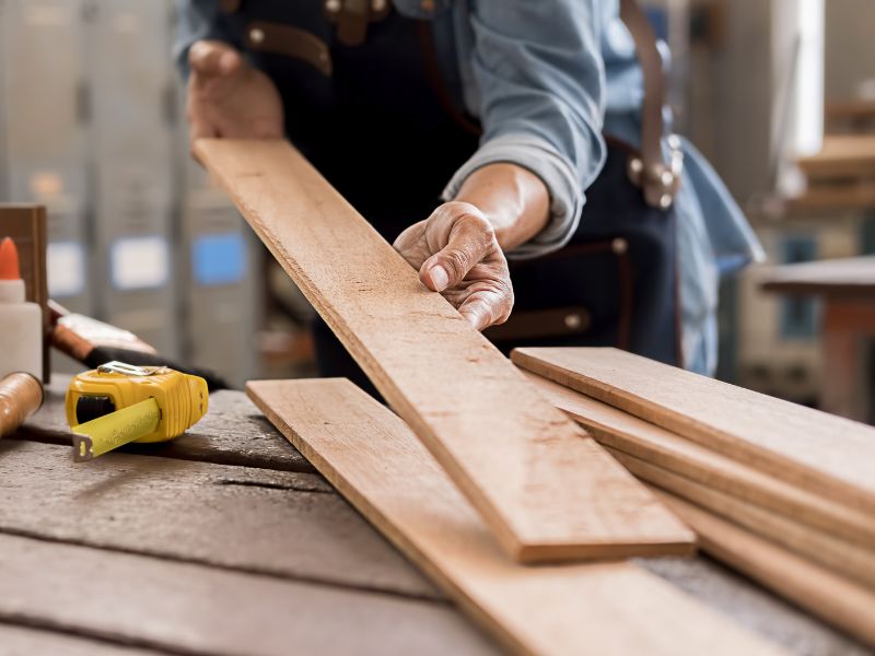 Adolescente exposto a uma das piores formas de trabalho infantil em madeireira deve ser indenizado