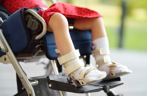 Justiça determina que plano custeie tratamento de criança com paralisia