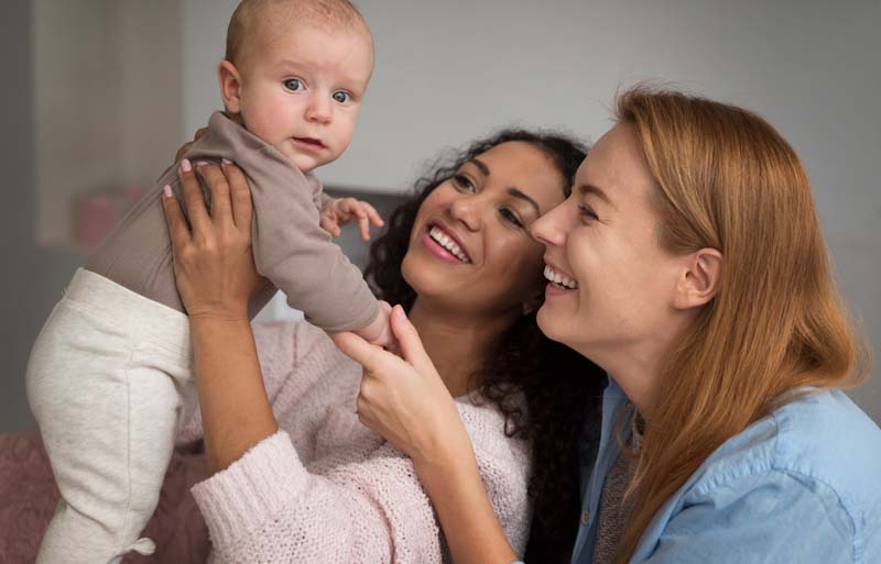 INSS concede salário-maternidade a mãe não gestante em união homoafetiva
