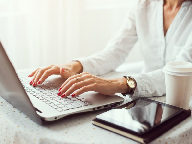 Caixa deve pagar horas extras e intervalo reduzido a bancária em home office