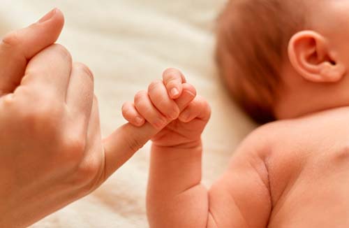 Bebê gerado por inseminação artificial caseira tem reconhecida dupla maternidade
