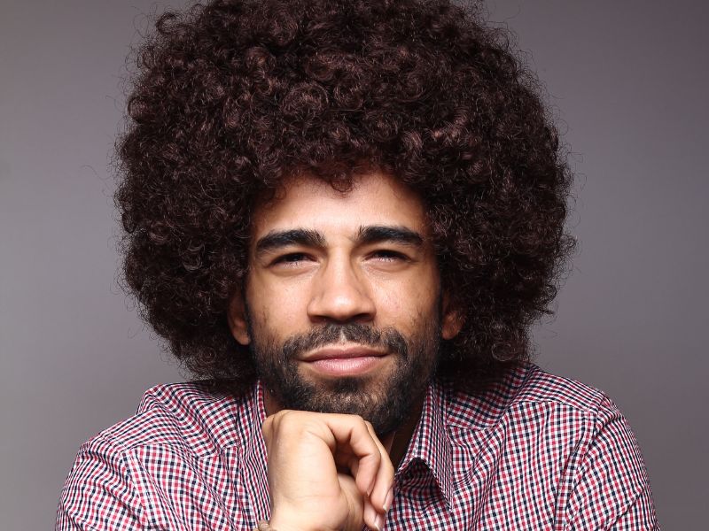 Justiça reconhece discriminação racial após empresa obrigar trabalhador a mudar cabelo e barba