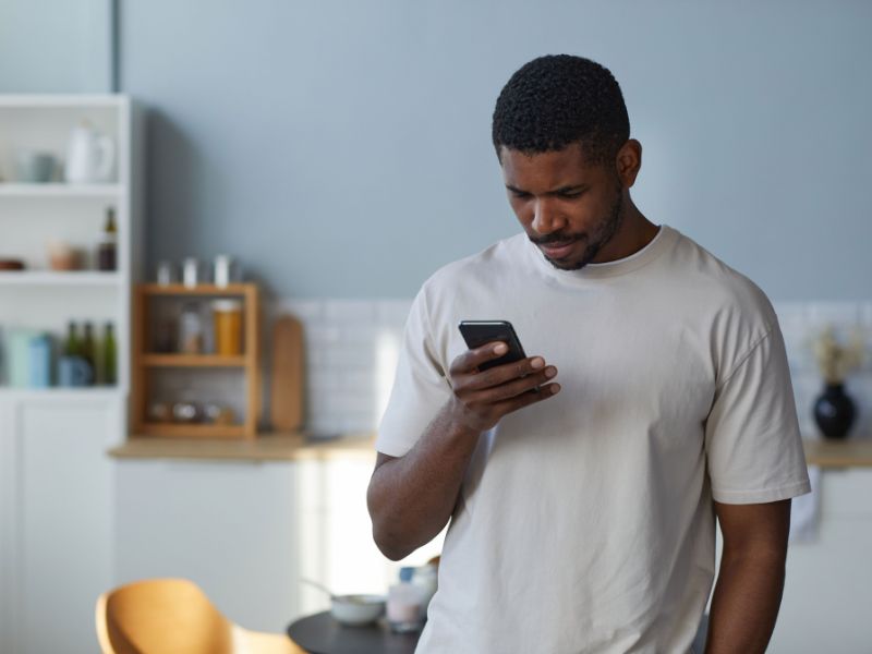 Bancário que usava WhatsApp para trabalho fora do expediente receberá horas extras