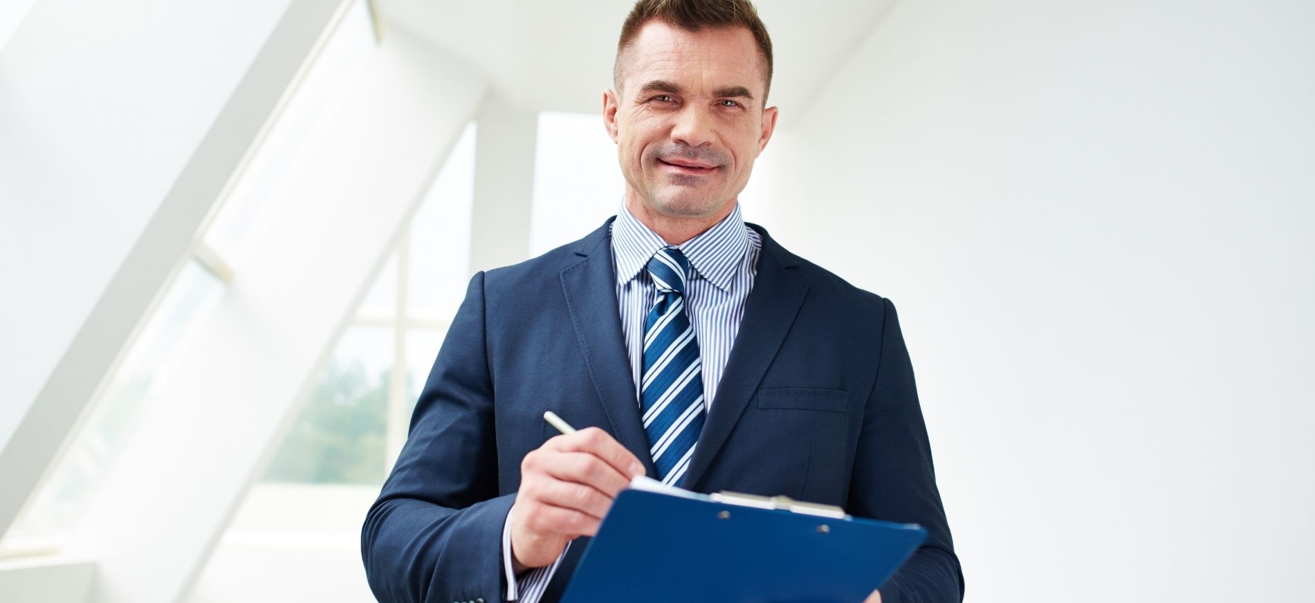 Bancário será reintegrada após banco demorar seis meses para aplicar justa causa