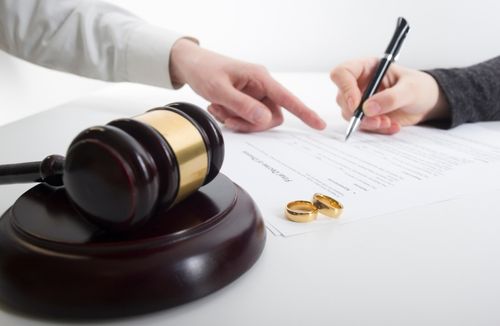 Justiça concede divórcio liminar e guarda de pet à vítima de violência doméstica